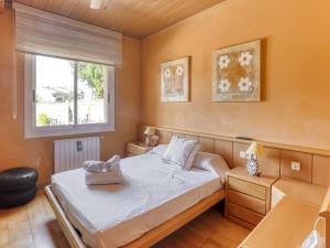 Postel nebo postele na pokoji v ubytování Holiday Home El Vendrell near Beach