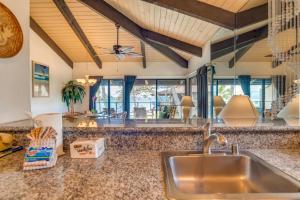卡普鲁亚KBM Resorts FREE CAR Napili Point Ocean view 2-Bedroom Condo Includes Beach Gear Kids Amenities NAP-C37的带水槽和台面的厨房