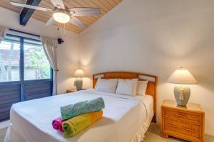 卡普鲁亚KBM Resorts FREE CAR Napili Point Ocean view 2-Bedroom Condo Includes Beach Gear Kids Amenities NAP-C37的一间卧室，床上有两条毛巾