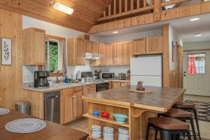 Kuchyň nebo kuchyňský kout v ubytování Pine River Retreat home