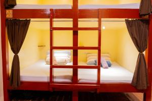a bunk bed in a room with two beds at CocoRico Hostel in San Vicente