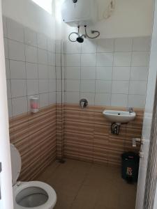 Kamar mandi di Chacha Homestay & Dormitory