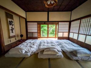 a large bed in a room with a window at entr in Sasayama