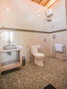 a bathroom with a toilet and a sink at Lembongan Cempaka Villa & Restaurant in Nusa Lembongan