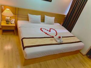 Giường trong phòng chung tại Nhat Linh Hotel & Suites Da Nang