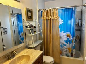 Ένα μπάνιο στο 洛杉矶东部花园式独立屋