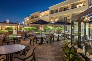 Restaurace v ubytování Courtyard by Marriott Chicago Waukegan / Gurnee