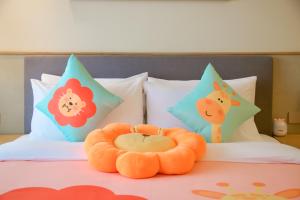 Uma cama ou camas num quarto em KARE HOTELS RESIDENCES Qianhai Shenzhen