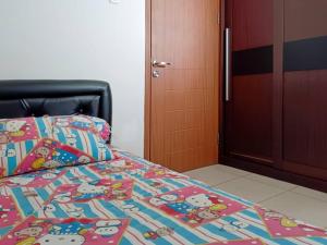 Voodi või voodid majutusasutuse COZY 2BR Pinewood Apt Jatinagor with Wi-Fi n Pool by 2ndHome toas