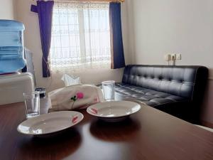 Posezení v ubytování COZY 2BR Pinewood Apt Jatinagor with Wi-Fi n Pool by 2ndHome
