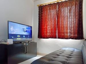 TV a/nebo společenská místnost v ubytování COZY 2BR Pinewood Apt Jatinagor with Wi-Fi n Pool by 2ndHome