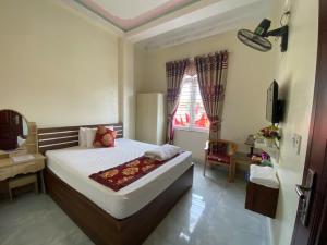 Un dormitorio con una cama grande y una ventana en Sky Hotel MC - by BAY LUXURY, en Mộc Châu