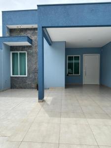 an empty room with a blue wall and a door at Casa em Foz do Iguaçu in Foz do Iguaçu