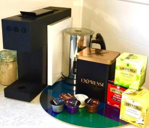 MEPLE, Tiny Home, Pets, Walk2Food, WiFi, Bfast, Private, Serene的咖啡和沏茶工具