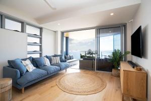 Μια τηλεόραση ή/και κέντρο ψυχαγωγίας στο Beachfront Escape at Beach Life with Ocean Views