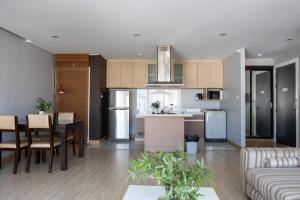 una cucina e un soggiorno con un divano e un tavolo di P Villa Lamoon Thonglor a Bangkok