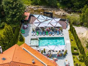 an overhead view of a swimming pool with umbrellas at Valevtsi Mount Lodge - 365 days hot outdoor pool - in Valevtsi
