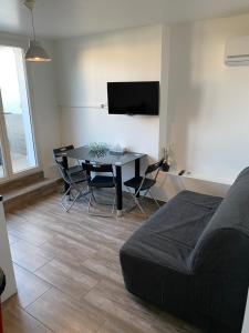 Μια τηλεόραση ή/και κέντρο ψυχαγωγίας στο 2 BEDS APT, Aéroport de Marseille, Plages