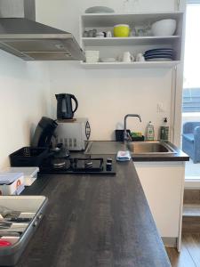 Η κουζίνα ή μικρή κουζίνα στο 2 BEDS APT, Aéroport de Marseille, Plages +1 φωτογραφίες