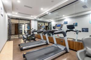 宜尚酒店(海口友谊阳光城侨中路店)的健身中心和/或健身设施