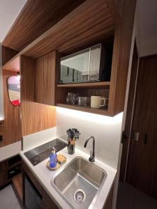 een keuken met een spoelbak en een magnetron bij Pánuco Suites in Mexico-Stad
