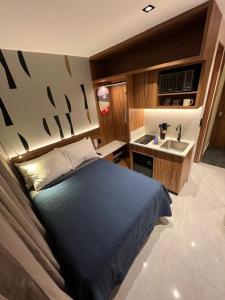 een slaapkamer met een groot bed en een wastafel bij Pánuco Suites in Mexico-Stad