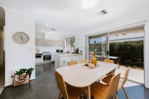 Una cocina o cocineta en Burrundulla at The Willows - Modern Mudgee Escape