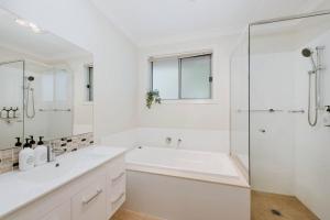 un bagno bianco con vasca e doccia di Denison at The Willows - Tranquil Country Retreat a Mudgee Altre 24 foto