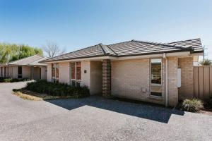 una casa in mattoni con un vialetto di fronte di Denison at The Willows - Tranquil Country Retreat a Mudgee