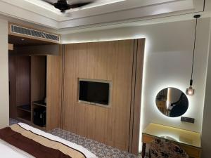 Un televizor și/sau centru de divertisment la Hotel The Raghavas'