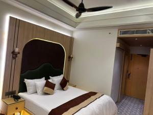 Un pat sau paturi într-o cameră la Hotel The Raghavas'