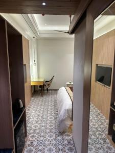 Un televizor și/sau centru de divertisment la Hotel The Raghavas'