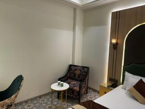 Un pat sau paturi într-o cameră la Hotel The Raghavas'