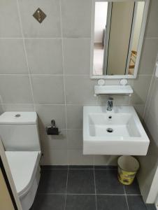 Phòng tắm tại Cozy Luxe Condo in Southville City