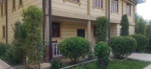 Un jardín fuera de Club Resort Kulob