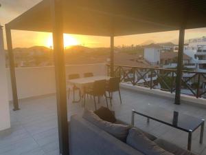 Una sala de estar con un sofá y una mesa en un balcón. en Golf del Sur Parque Albatros 417, en San Miguel de Abona 16 fotos más
