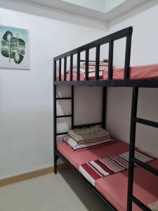 Postel nebo postele na pokoji v ubytování 2BR Mactan Beach Condo, La Mirada Residences