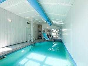 a swimming pool in a room with a ceiling at Strandblick - Dorf 1 Ferienhaus 02 in Priwall