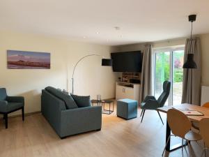 a living room with a couch and a table at Anders & Meer ANDERS & MEER App Weite in Sankt Peter-Ording