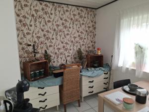a room with a bed and a dresser at Rustpunt Lindthorphe - Via Helvetica in Hoogstede