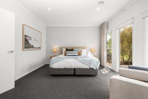 托基Luxury 4 BDR beach home with sea views - sleeps 12的一间带床和大窗户的白色卧室