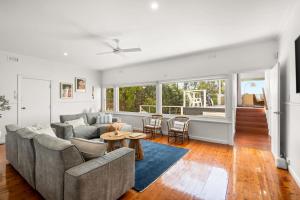 托基Luxury 4 BDR beach home with sea views - sleeps 12的客厅里有一张沙发和一张桌子。