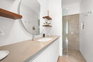 托基Luxury 4 BDR beach home with sea views - sleeps 12的浴室里有洗手池和镜子 更多26张照片