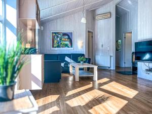 a living room with a table and a couch at Strandblick - Dorf 1 Ferienhaus 21 in Priwall