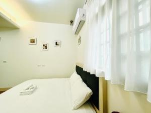 Letto o letti in una camera di 宜蘭包棟民宿 安娜貝絲 獨棟l KTV唱到飽l電動麻將l全套廚房l看電影l遊戲機l 烤肉BBQ l國旅卡特約