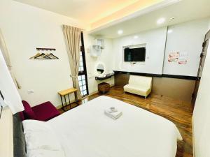 Letto o letti in una camera di 宜蘭包棟民宿 安娜貝絲 獨棟l KTV唱到飽l電動麻將l全套廚房l看電影l遊戲機l 烤肉BBQ l國旅卡特約
