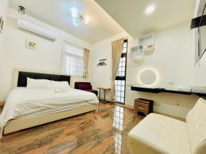 Letto o letti in una camera di 宜蘭包棟民宿 安娜貝絲 獨棟l KTV唱到飽l電動麻將l全套廚房l看電影l遊戲機l 烤肉BBQ l國旅卡特約