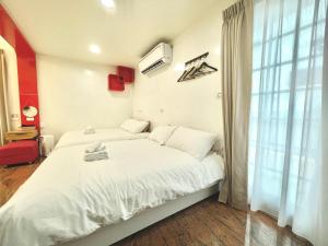 Letto o letti in una camera di 宜蘭包棟民宿 安娜貝絲 獨棟l KTV唱到飽l電動麻將l全套廚房l看電影l遊戲機l 烤肉BBQ l國旅卡特約