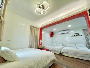 Letto o letti in una camera di 宜蘭包棟民宿 安娜貝絲 獨棟l KTV唱到飽l電動麻將l全套廚房l看電影l遊戲機l 烤肉BBQ l國旅卡特約