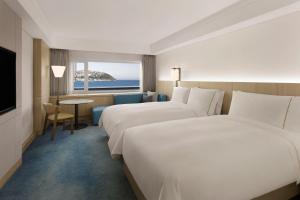 Postel nebo postele na pokoji v ubytování The Westin Josun Busan